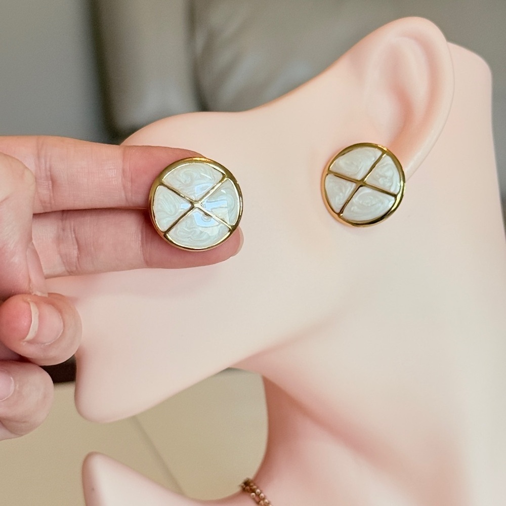 ⚜️ Gold Tone Mother-of-Pearl Round Stud Earrings - White - Picture 10 of 10